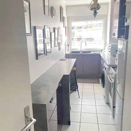 De 47m Avec Petit Balcon Et Vue Dégagée Paris
